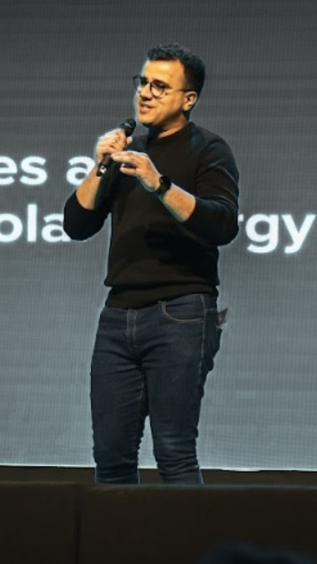 Márcio Jardim presentando en un escenario